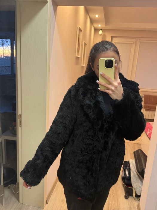 Черно faux fur палто