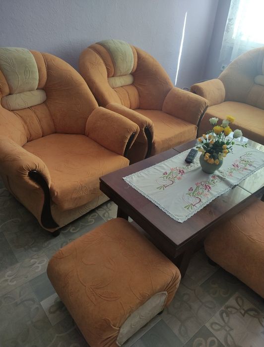 Диван с фотьойли