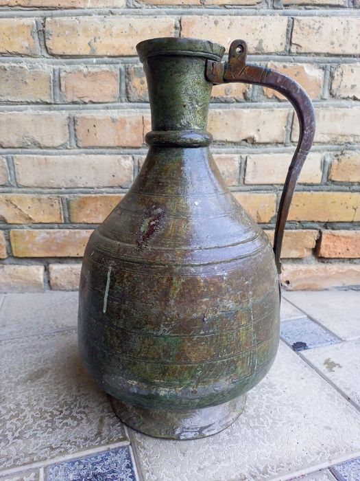 Кадимий мисдан ясалган миску́за