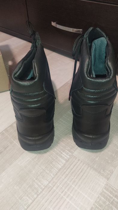 Кубинки от естествена кожа, с надпис Полиция на езика, 43 номер - нови