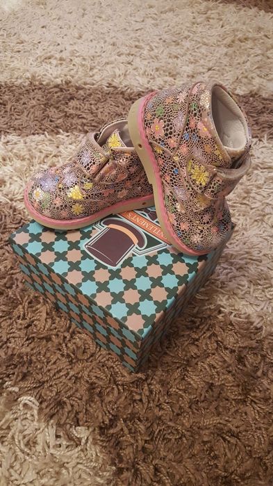 Продам детскую обувь