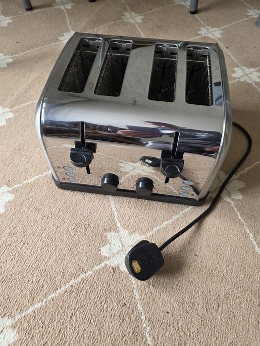 Продавам тостер Russell Hobbs