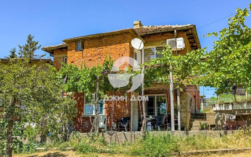 Двуетажна къща с двор в гр. Средец