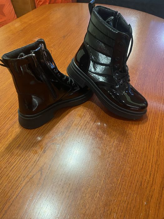 Нови черни лачени боти