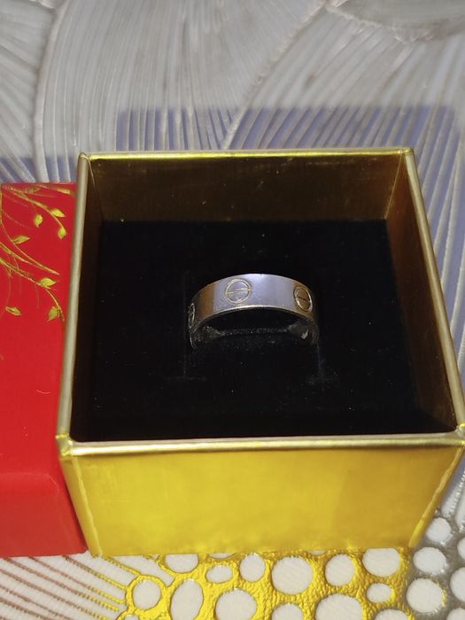 Продается кольцо серебро Cartier носила не много
