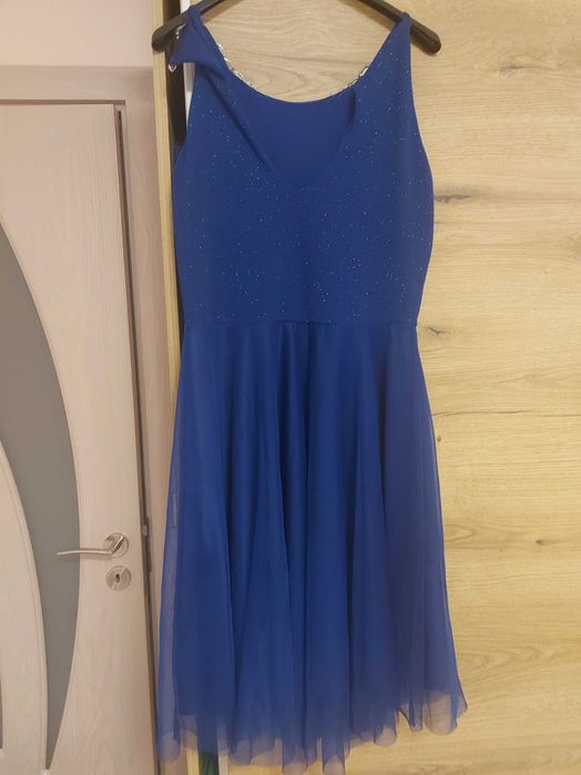 Синя блестяща рокля