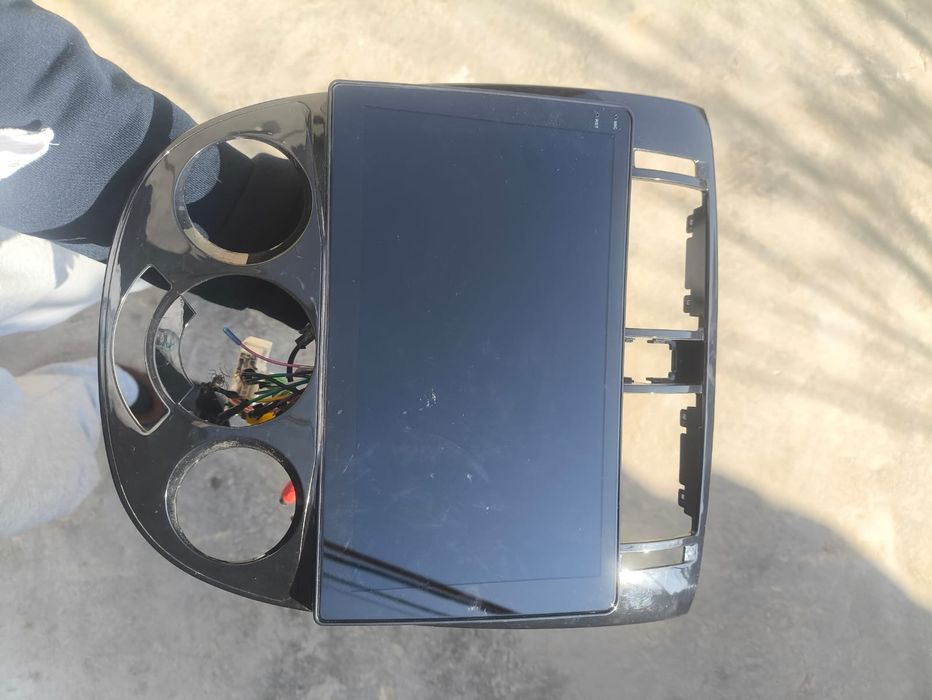 Это автомобильная магнитола с экраном (Android-монитор)