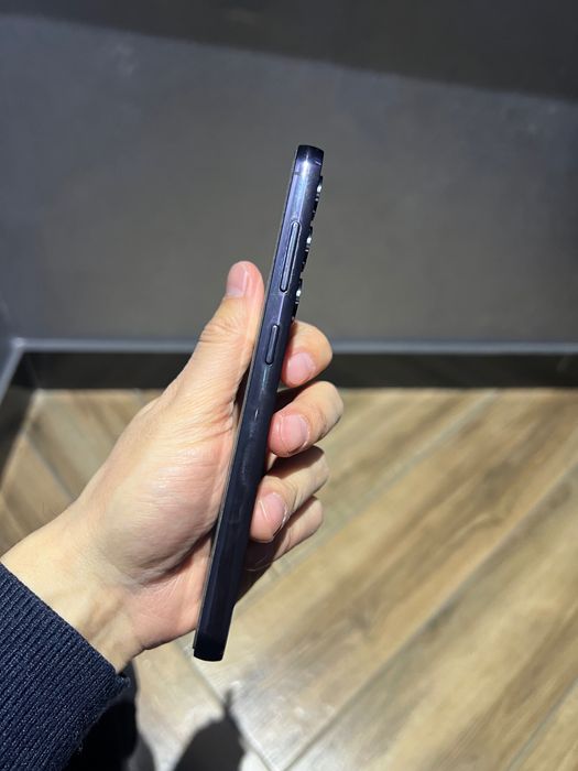 Продам Samsung S23 8/128 GB black в хорошем состоянии