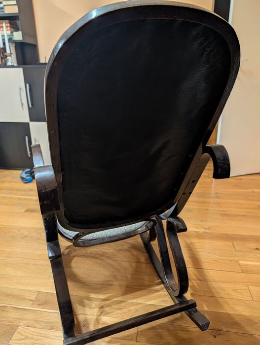 Дървен люлеещ се стол