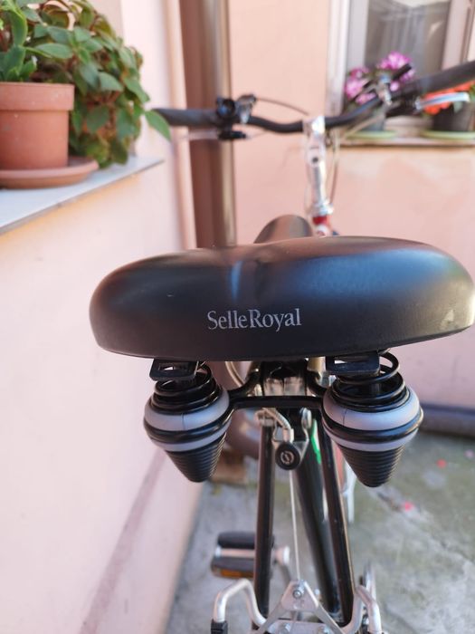 Vând bicicleta bărbătească.