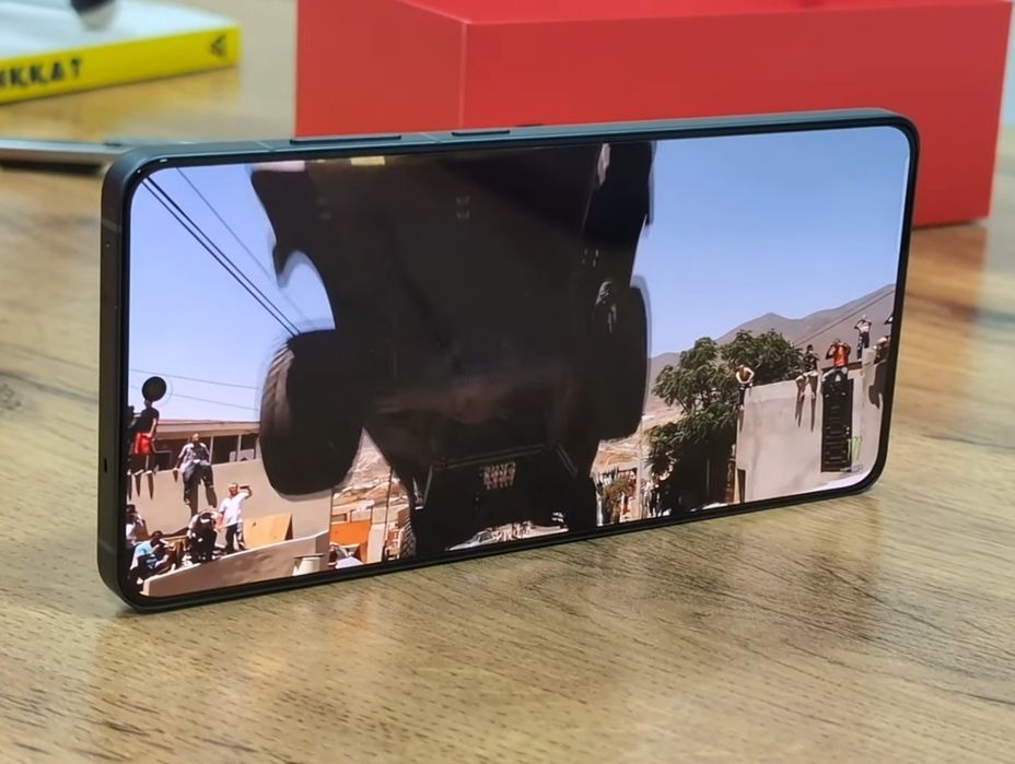 Oneplus ace 5.  12/256GB