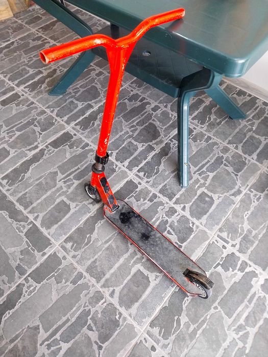 Детска тротинетка. пистова.