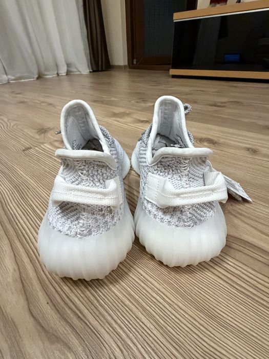Adidasi Yeezy 350 noi