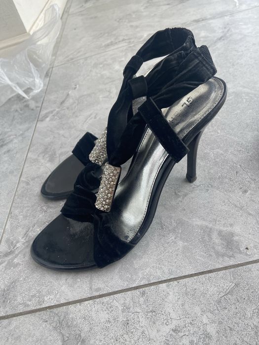 Женская обувь.