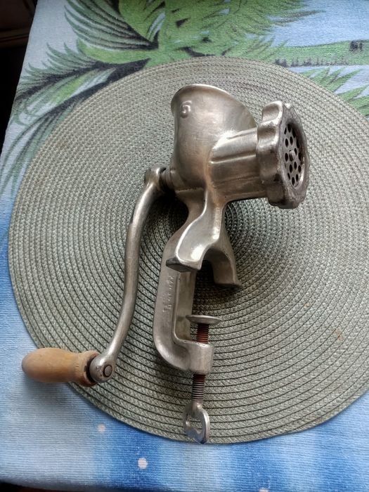 Продам ручную советскую мясорубку