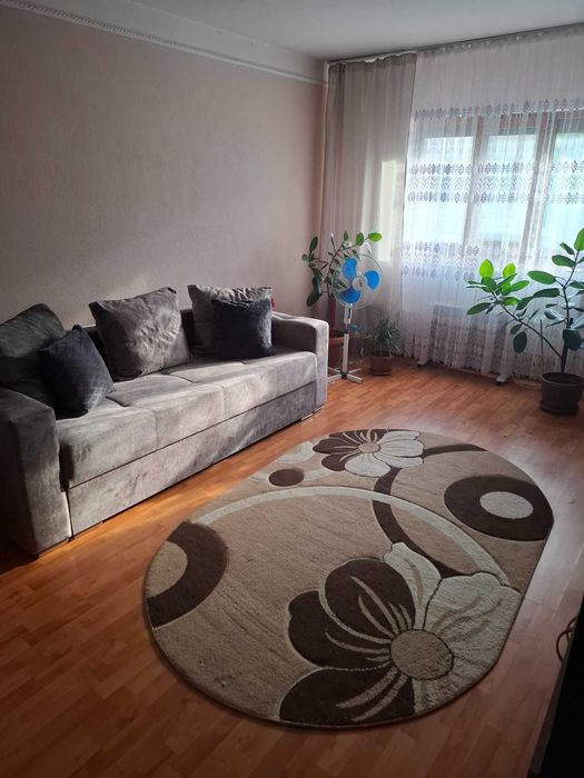 APARTAMENT 2 CAMERE DE VÂNZARE – 49 MP  – ETAJ 3  Se vinde apartament cu 2 camere, decomandat, confort 1, cu suprafața de 49 mp, situat la etajul 3.