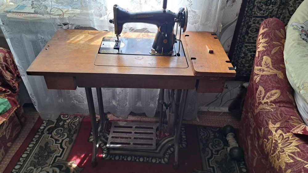 Продам швейную машинку