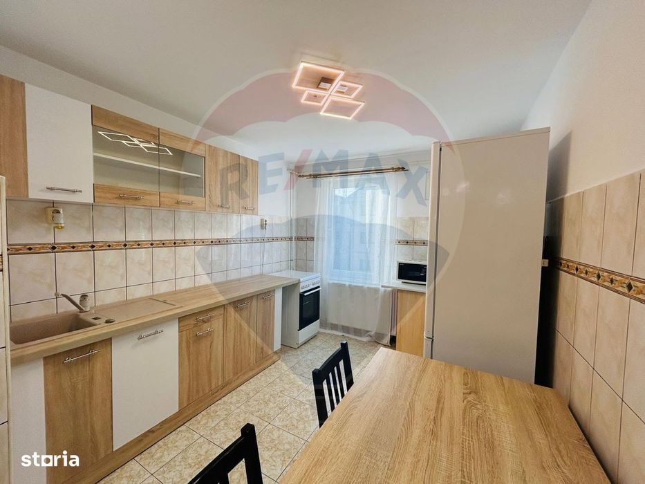Închiriere apartament 3 camere, Tractorul–zona piata + loc de parcare