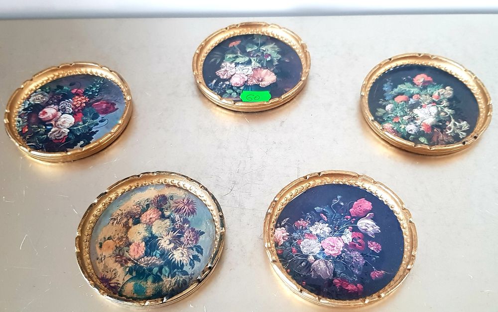 Suporți vechi pentru pahare și căni