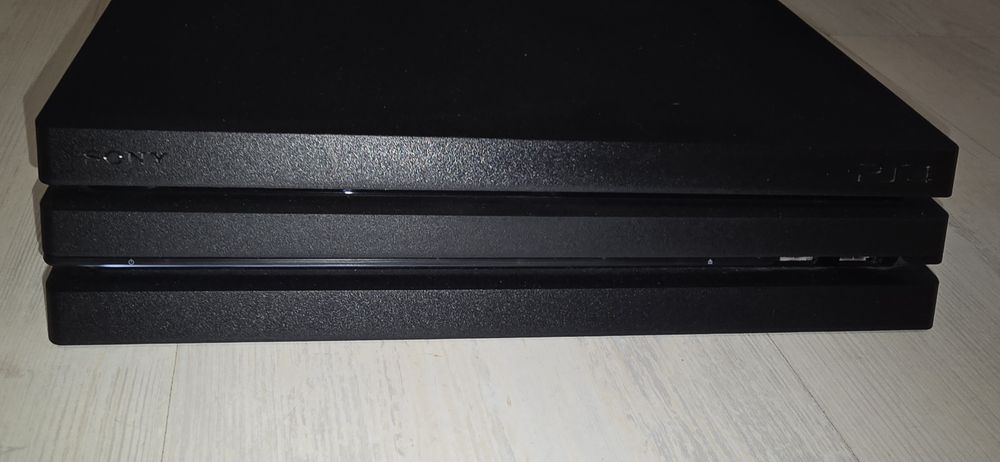 ПРОДАВАМ PSP4 pro с FORTNITE и 5 игри към него много запазен ъпдейтнат с новата версия