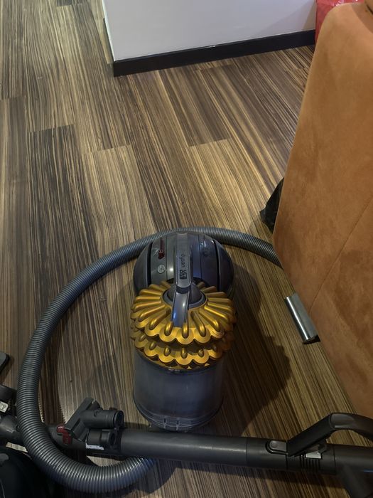 Aspirator dyson cu fir