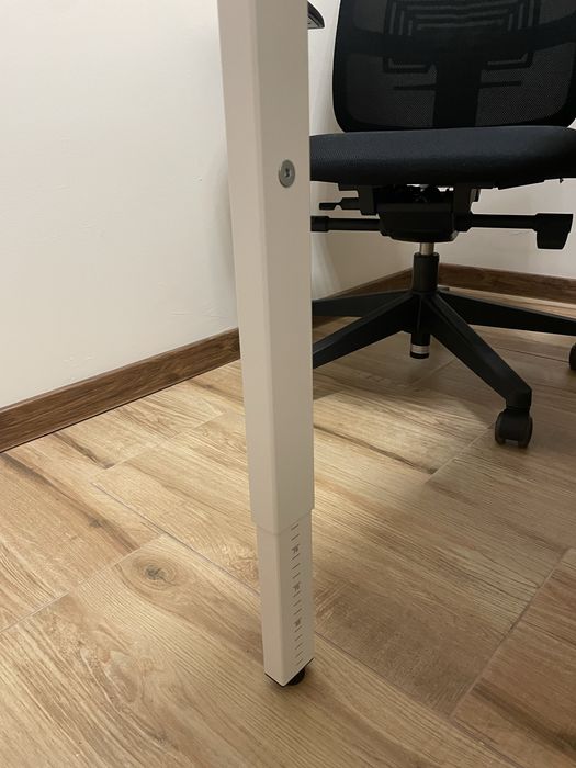 Бюро с регулируема височина