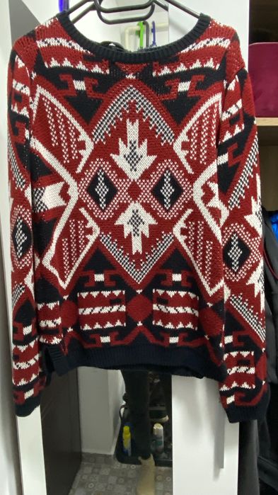 Pulover gros cu fundita la spate