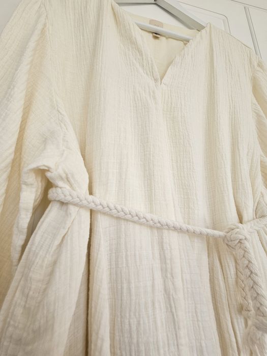 Черна рокля H&M.