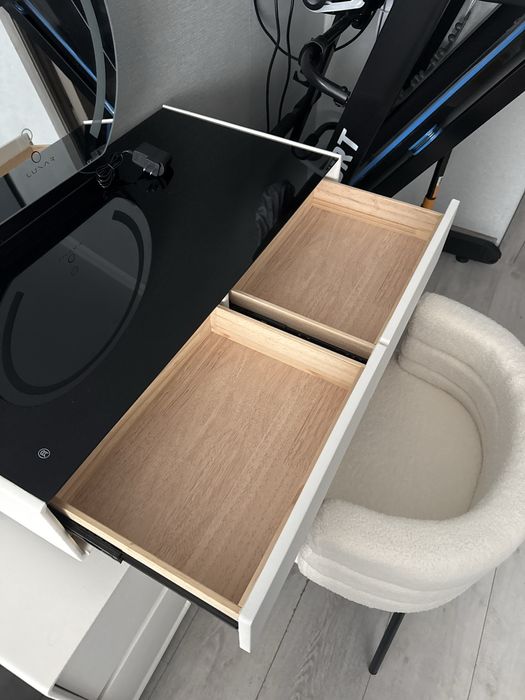 Туалетный столик со стулом