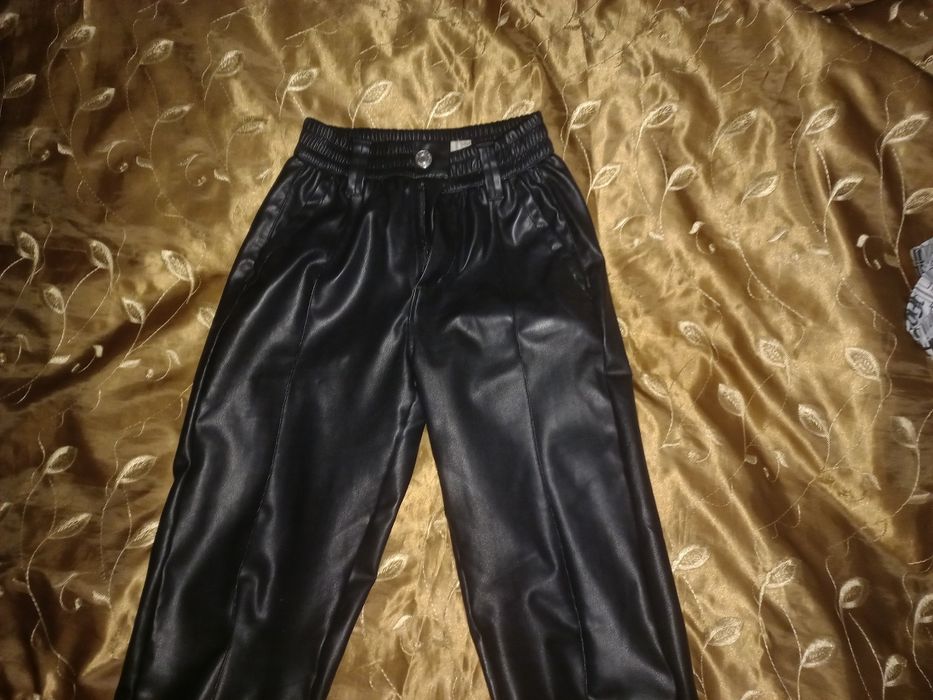 Pantaloni imitație de piele -Bershka