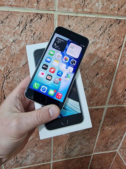 Продам Айфон SE 2020