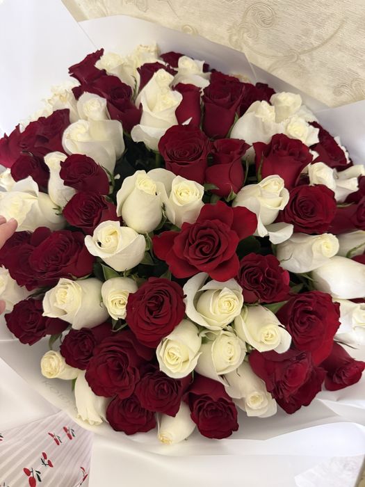 Букет из 101 белых и красных роз