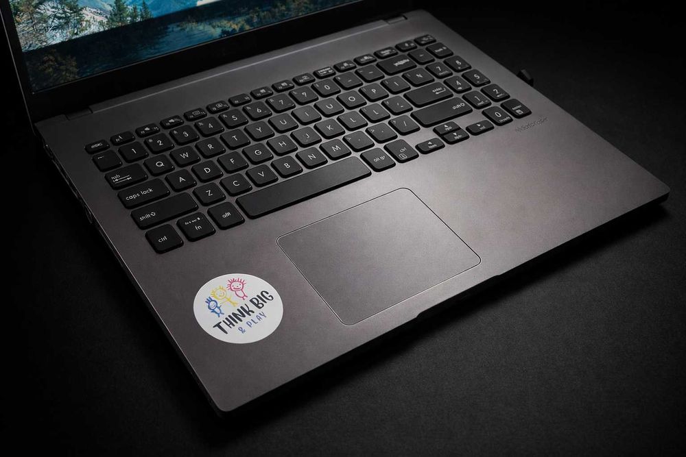 Laptop Asus procesor Ryzen + mouse + Sistem operare