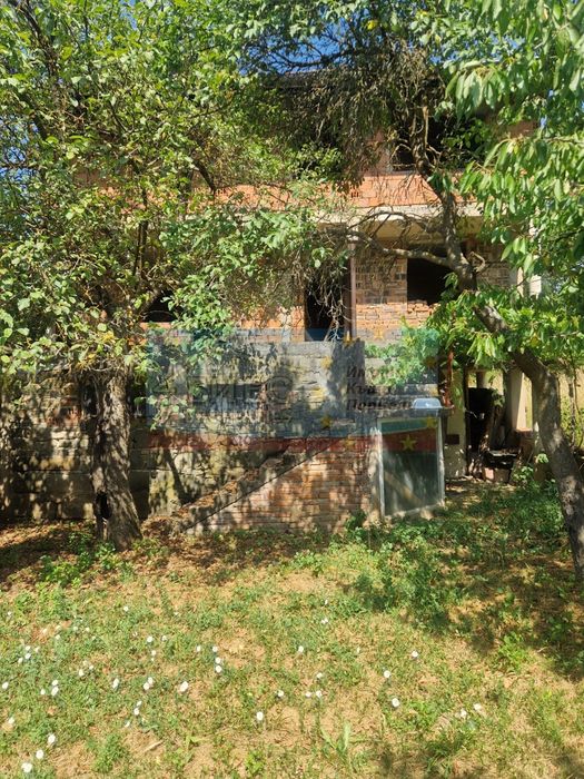 Масивна къща в село Чепино