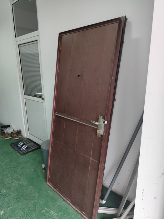 Входна врата за апартамент