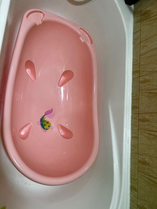 розовая детская ванночка в хорошем состоянии