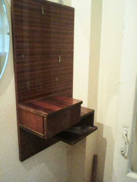 полка для телефона.