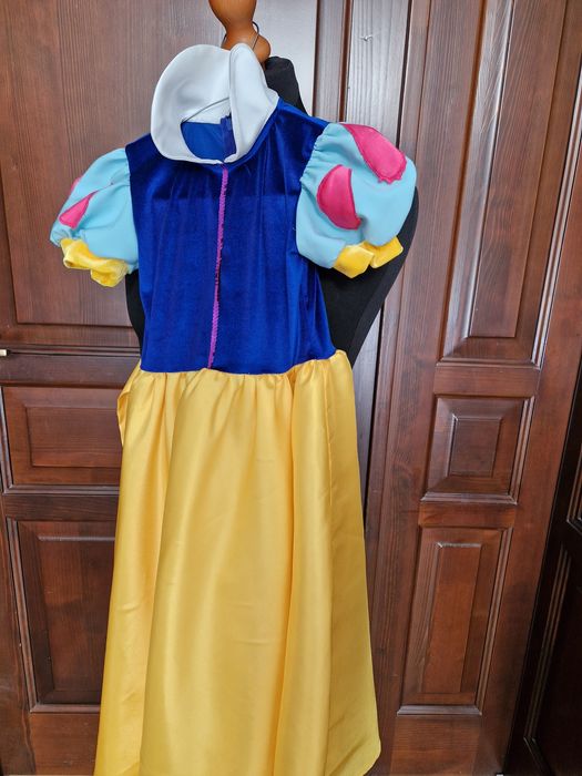 Rochiță Alba ca Zapada! Potrivita pentru fetiță 104  -110 cm! Rochița este nouă si este confecționata  din  catifea si satin!