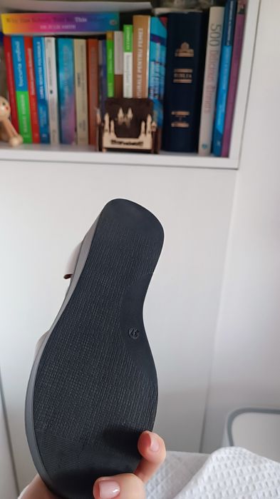 Vând sandale vara alb