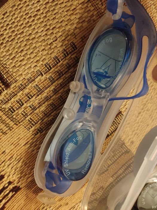 Очки для подводного плавания ,кейс,заглушки для ушей