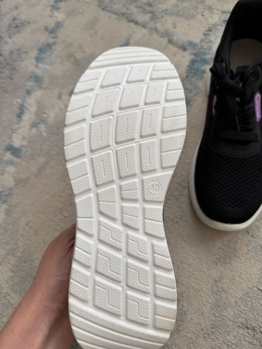 Новые женские кроссовки