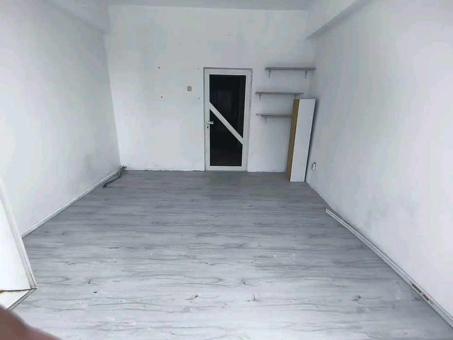 Garsoniera zona Zahana ( peste drum de Nicostil). Este liberă și se poate ocupa din prima zi.