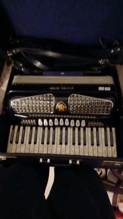 Vând acordeonul excelsior