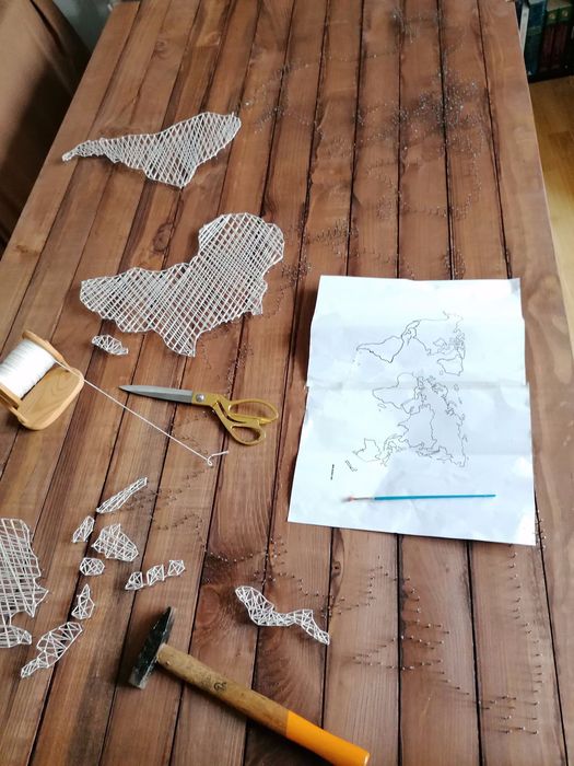 Harta lumii realizata StringArt