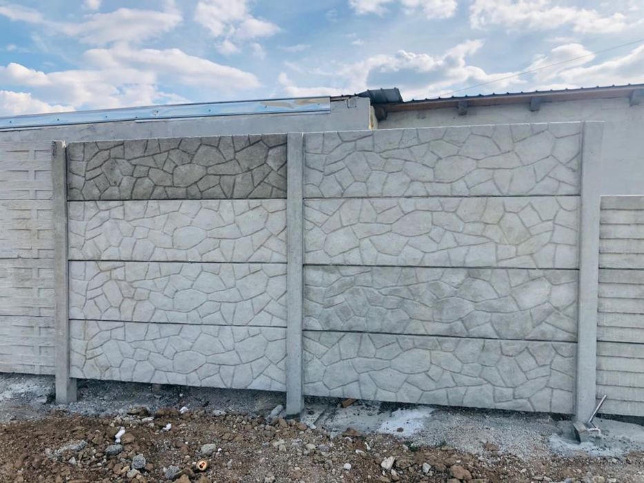 Gard beton din placi si stalpi