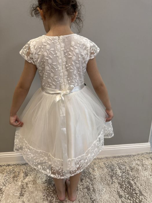 Продам платье нарядное для девочки