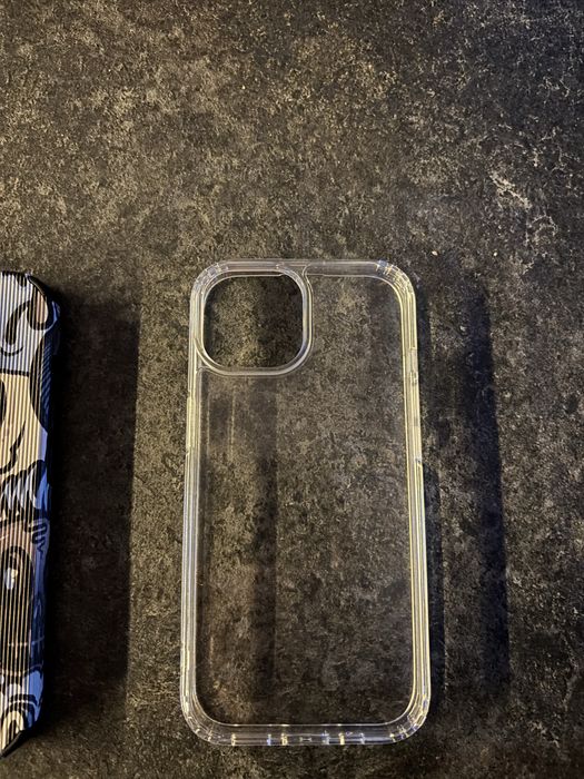 Продавам три калъфа за iPhone 15