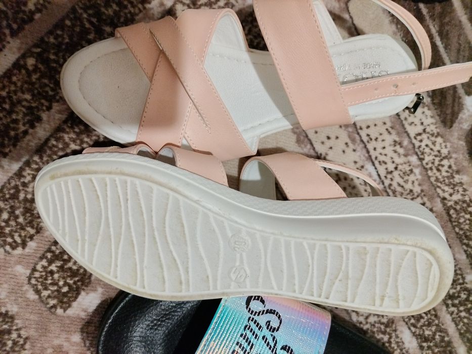 Дамски чехли и сандали.