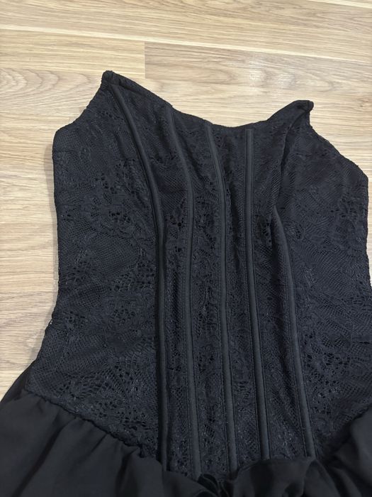 Рокля с дантела и корсет