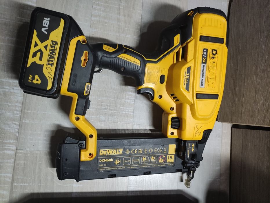 Set scule profesionale DeWalt Brushless pistol cuie multifuncțional